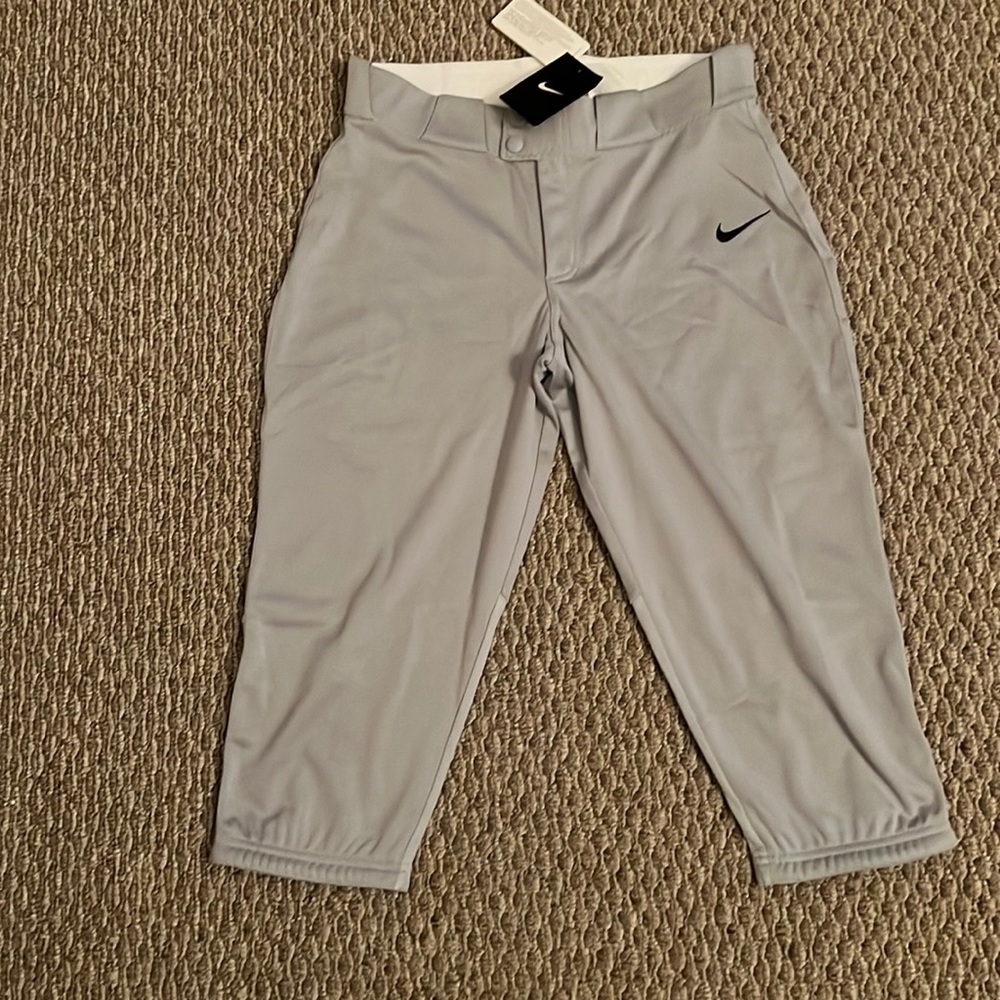 Women’s Nike NWT 3/4 length softball pants M